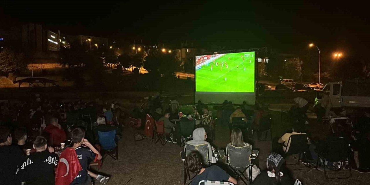 Milli maç heyecanı dev ekranda