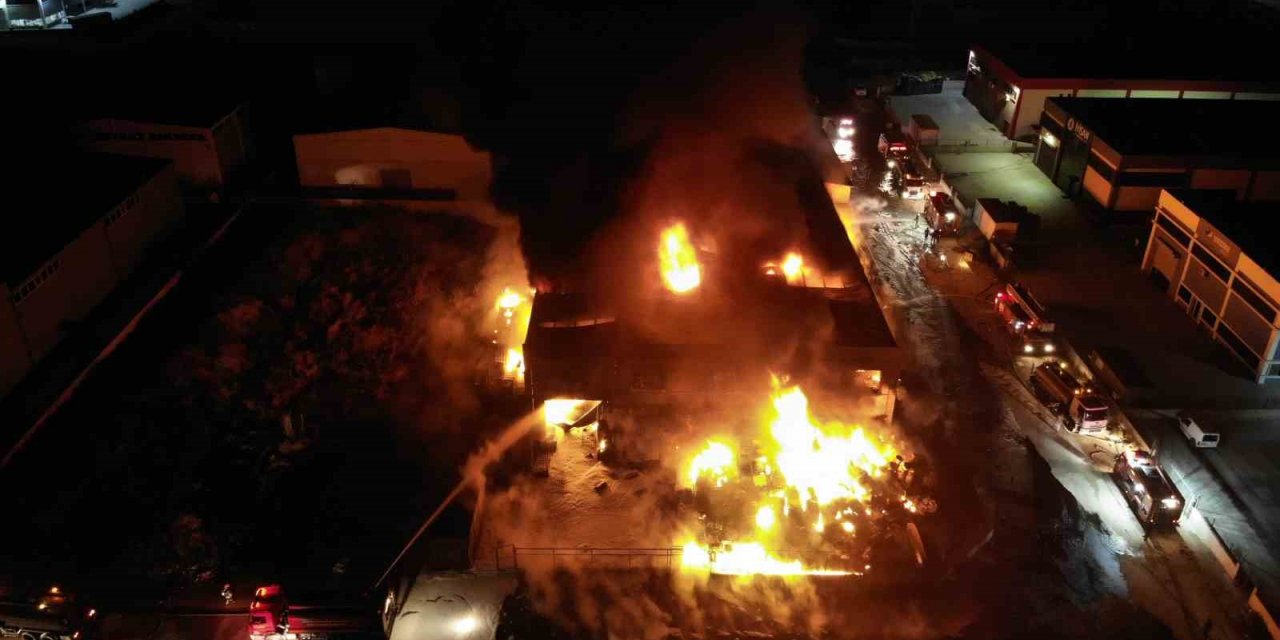 Manisa’da geri dönüşüm depolama alanında yangın