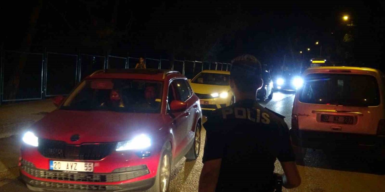 Denizli’de denetimden kaçmak isterken başka araca çarpan lüks otomobil, ekiplerce durduruldu