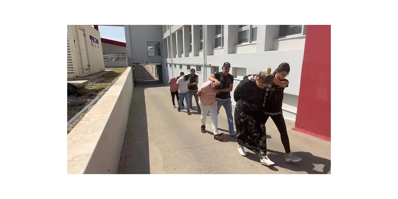 Lüks otomobilden 1 kilogram 950 gram esrar çıktı, şüpheliler çıkarıldığı mahkemece serbest kaldı