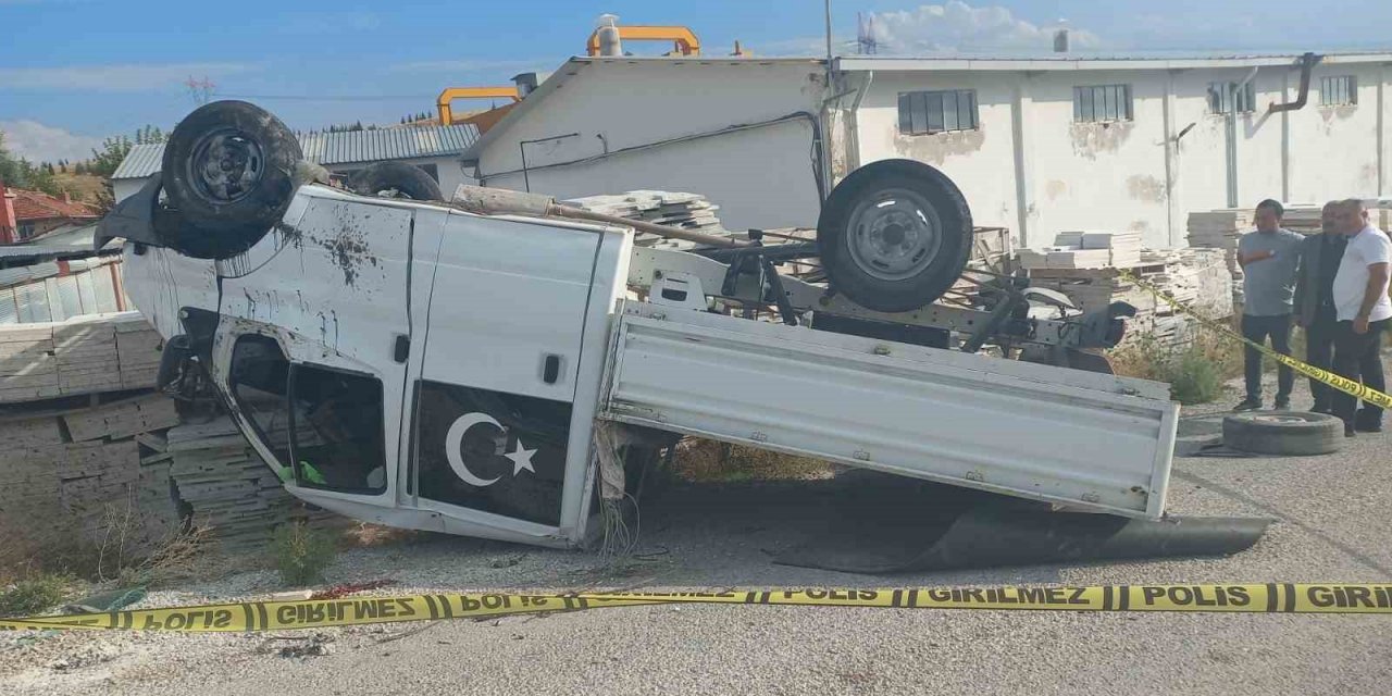Devrilen kamyonetin sürücüsü yaşamını yitirdi