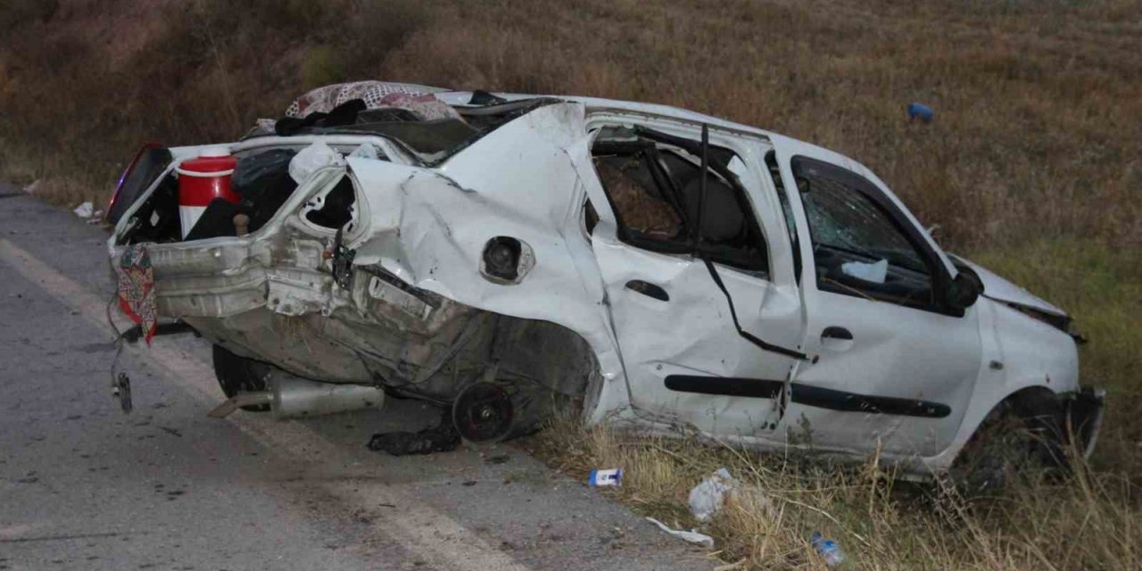 Taklalar atarak parçalanan otomobilde 3 kişi yaralandı