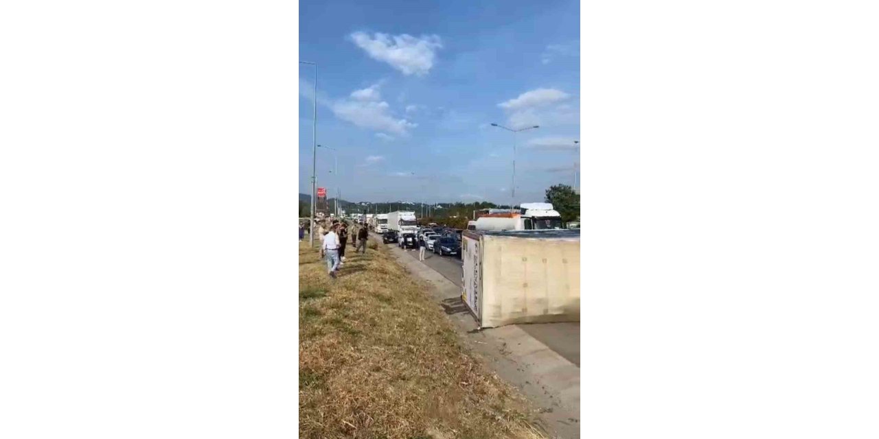 Kontrolden çıkan tır yan yattı