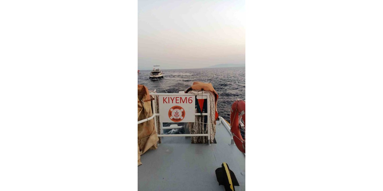 Açık denizde yanan tekneyi KIYEM ekipleri söndürdü