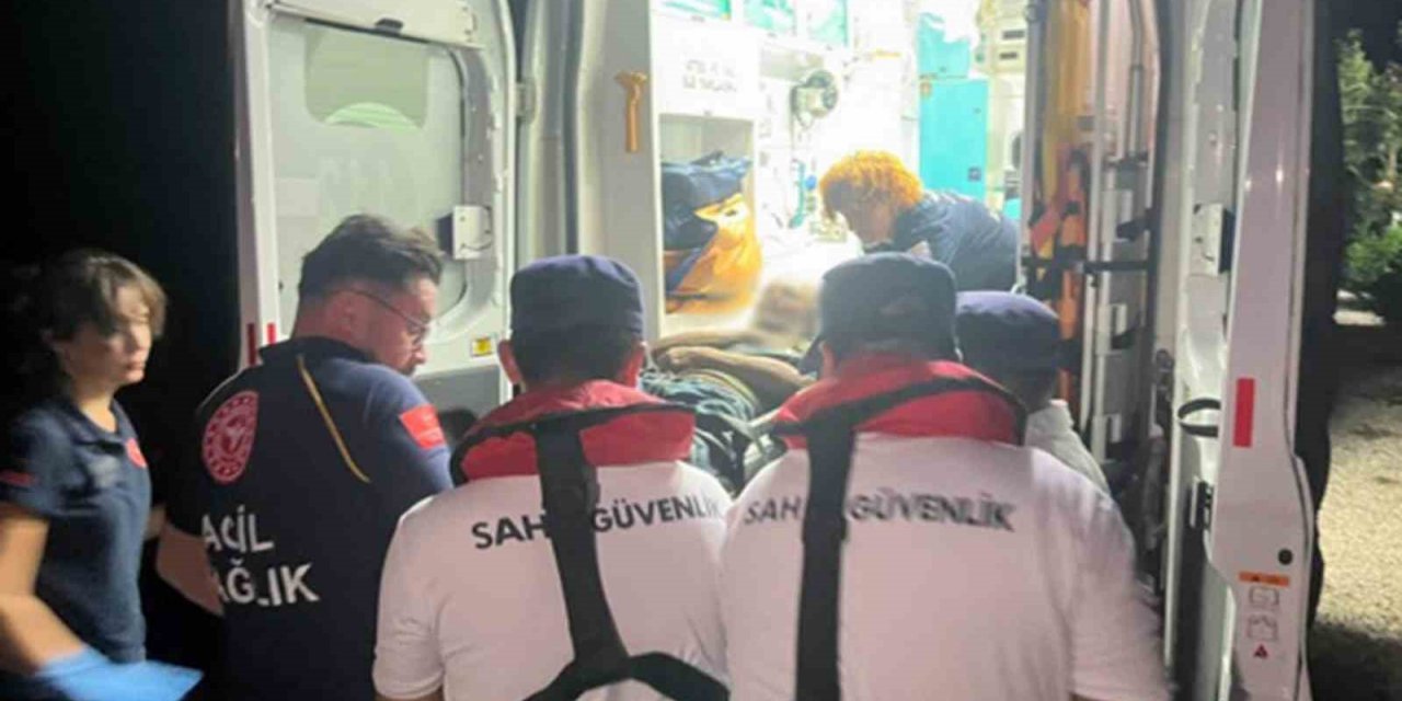 Yelkenli teknede rahatsızlanan vatandaşa tıbbi tahliye