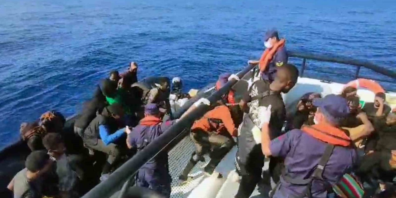 Göçmenleri taşıyan lastik bot arıza yaptı, Sahil Güvenlik kurtardı