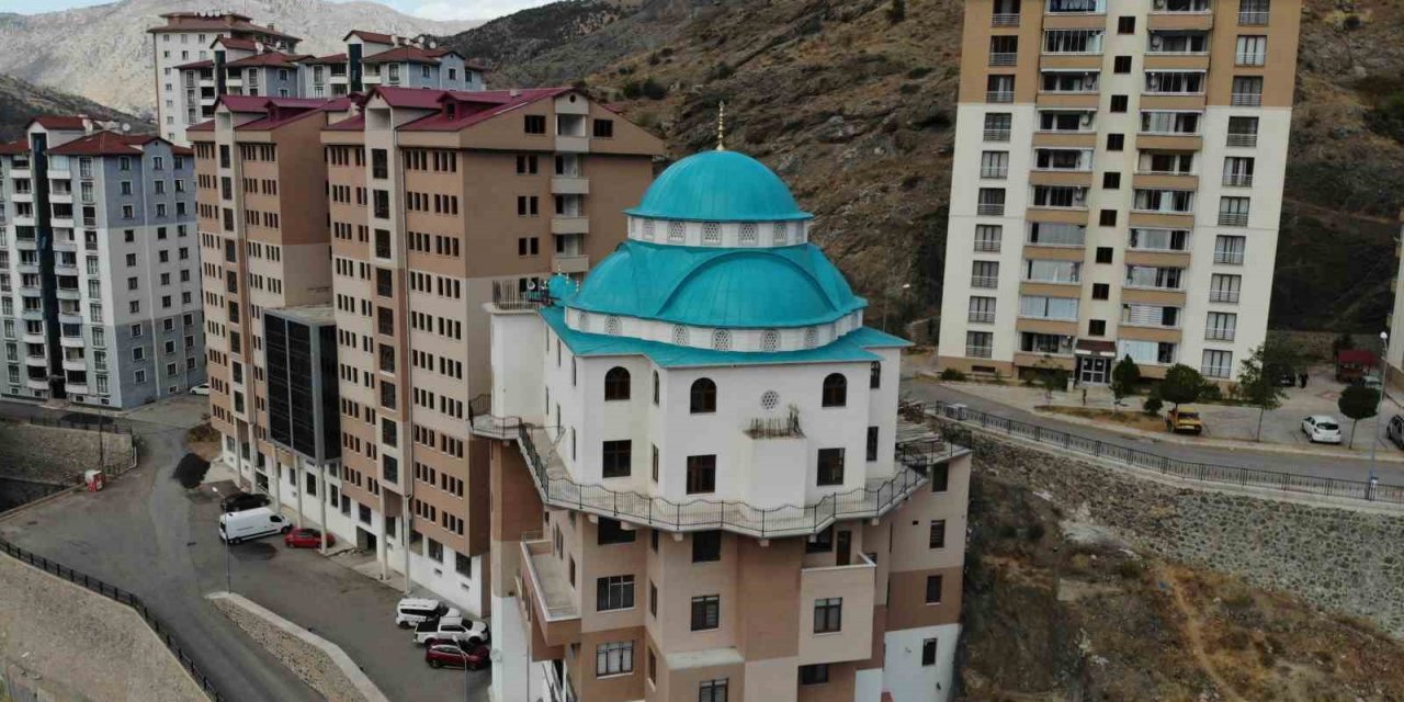 Gümüşhane’de 6 katlı apartman cami görenleri hayrete düşürüyor