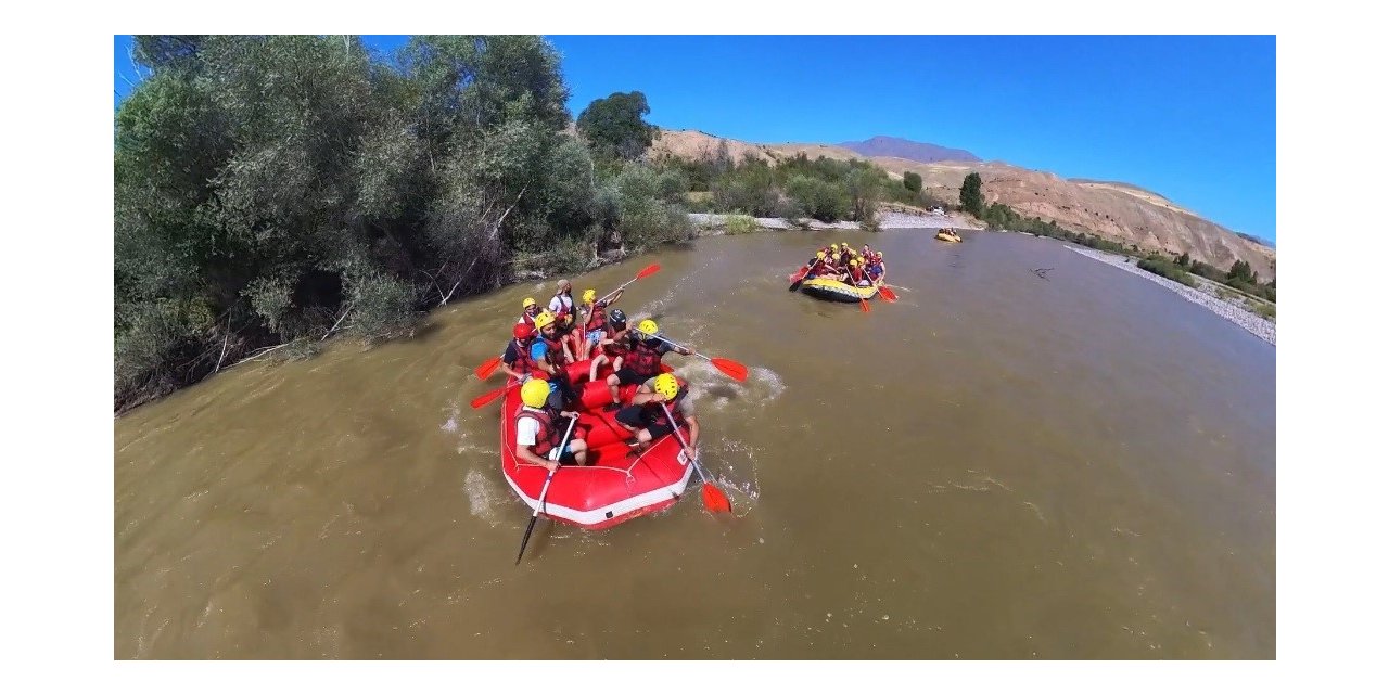 Kavurucu sıcaklarda rafting yaparak serinlediler