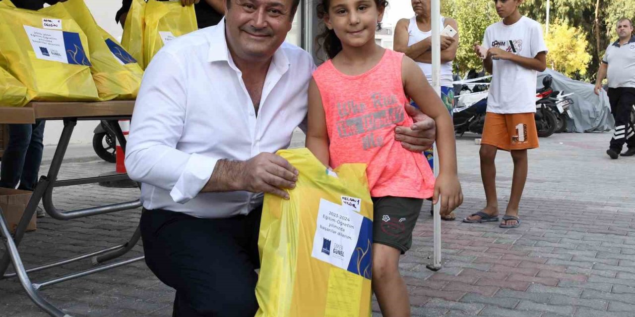 Kuşadası Belediyesi’nden ihtiyaç sahibi öğrencilere kırtasiye desteği