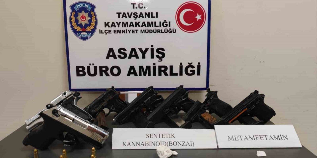 Tavşanlı’da durdurulan araçta silah ve uyuşturucu ele geçirildi