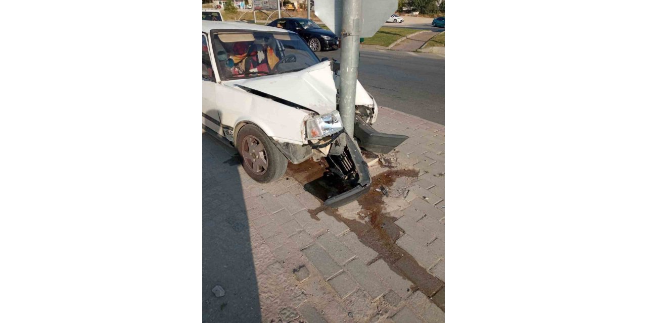 Freni tutmayan otomobil trafik ışıkları direğine çarptı: 1 yaralı