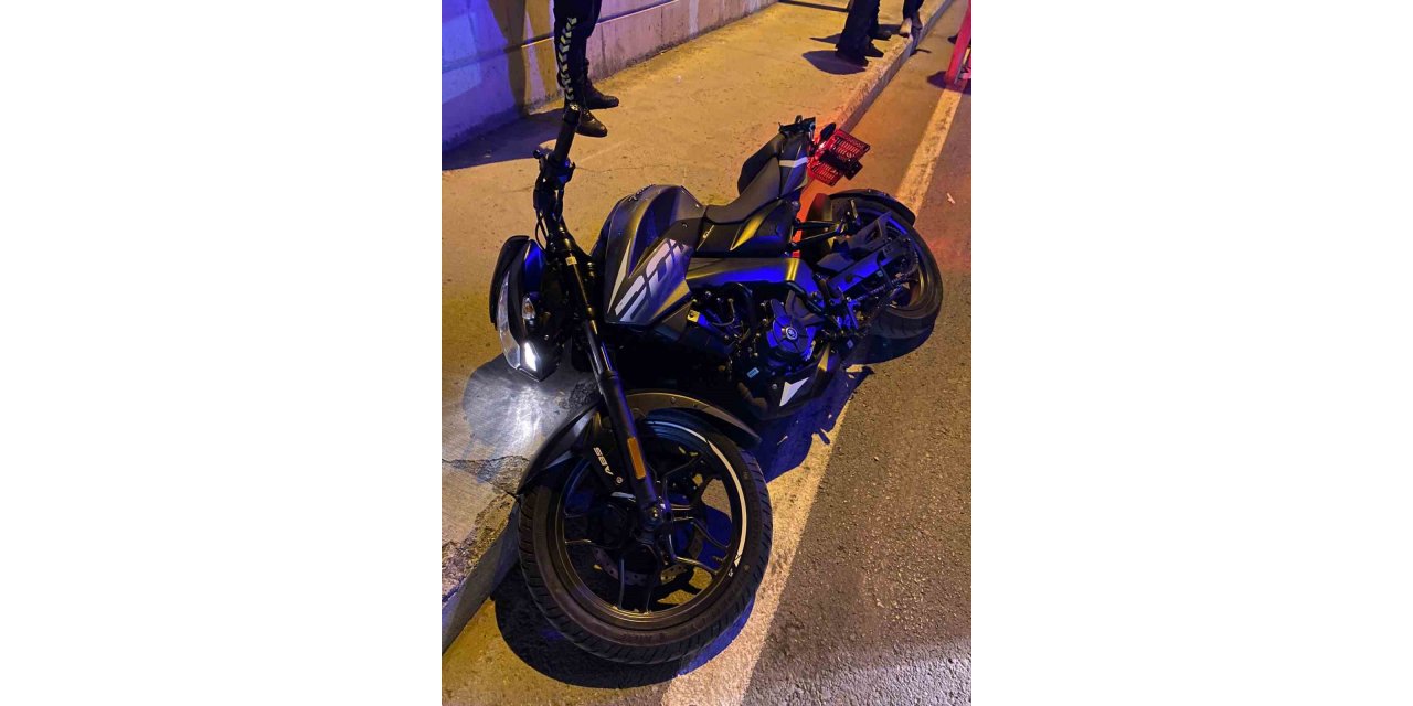 Bağcılar’da devriye atan polislere denk gelince kaçmaya çalışan motosikletli hırsızlar kamerada