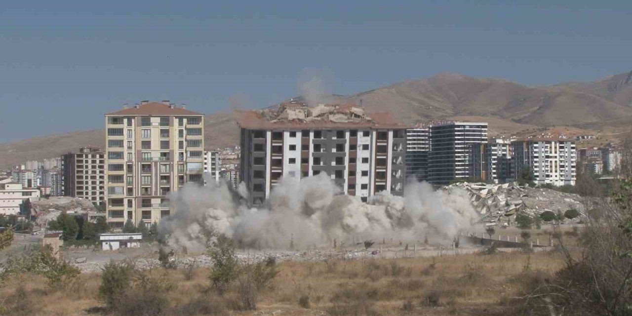 Malatya’da patlayıcı ile bina yıkımlarına devam ediliyor