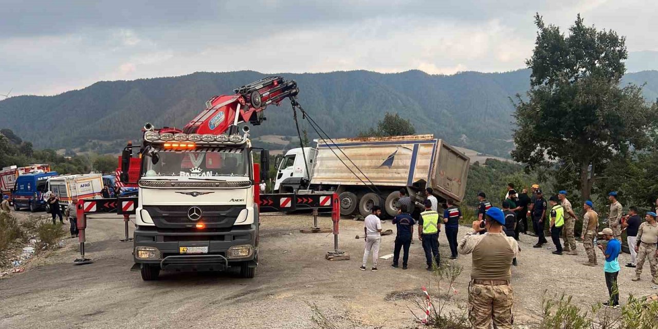 Kahramanmaraş’ta cenazeye dalan kamyon alandan kaldırıldı