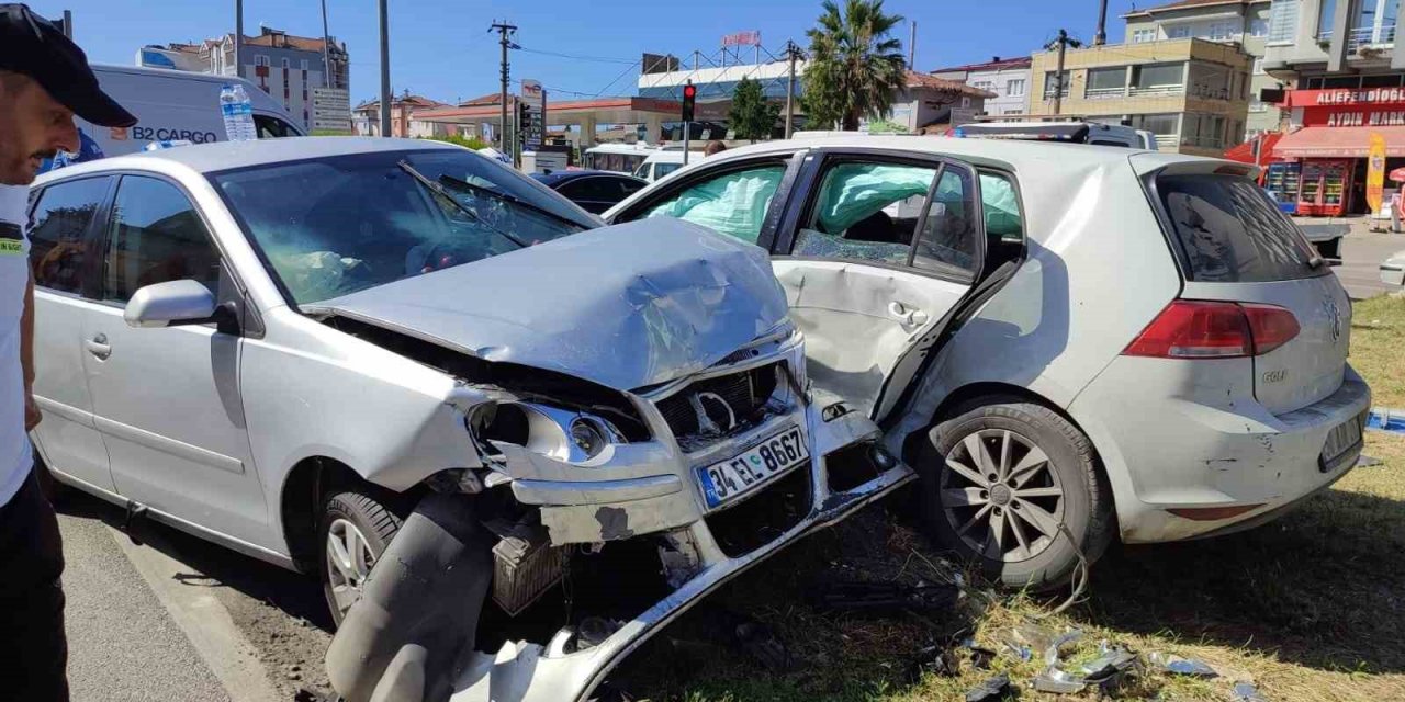 Çarpışan iki otomobil refüje savruldu: 7 yaralı