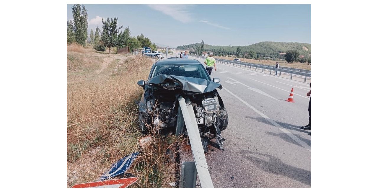 Gediz’de otomobil bariyerlere saplandı: 2 yaralı