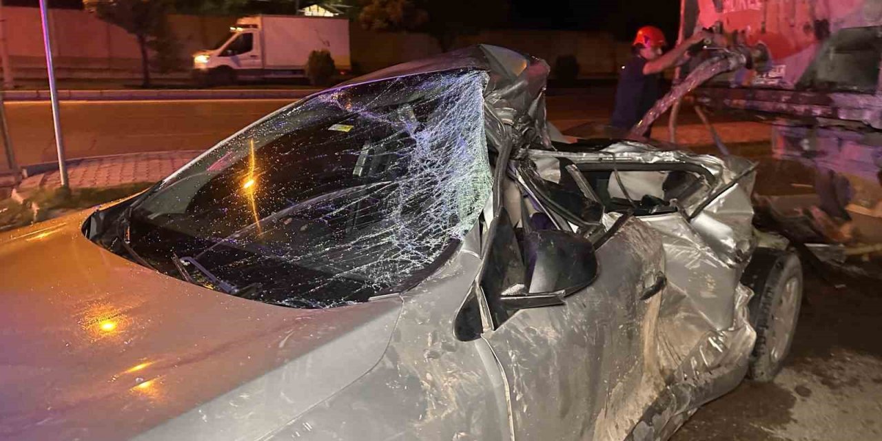 Tankerin altına giren otomobil kağıt gibi ezildi! 1 yaralı
