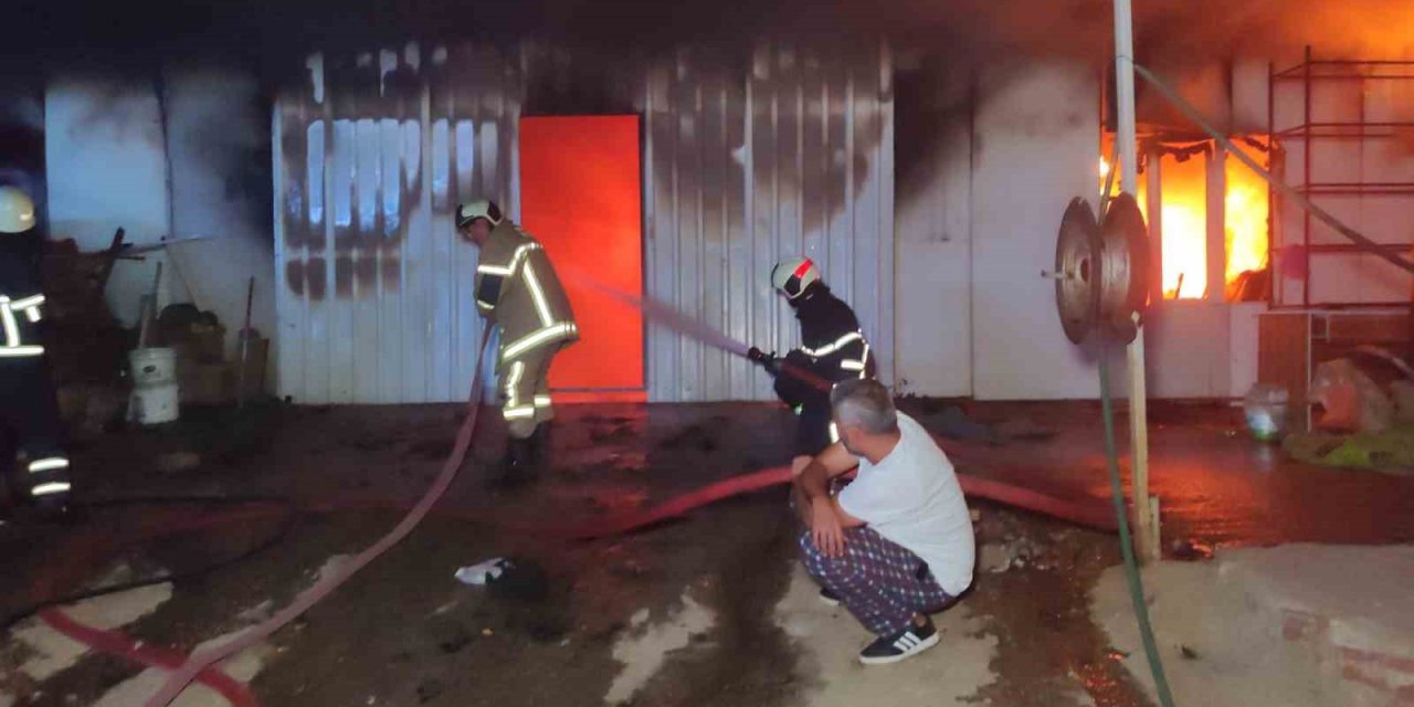Mobilya imalathanesi alev alev yandı