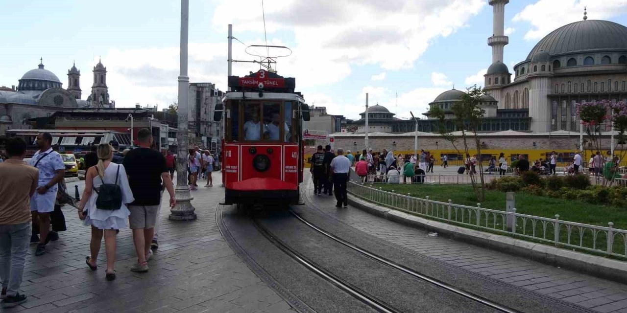 Taksim’in simgesi nostaljik tramvaylarda şarkılarla zaman yolculuğu