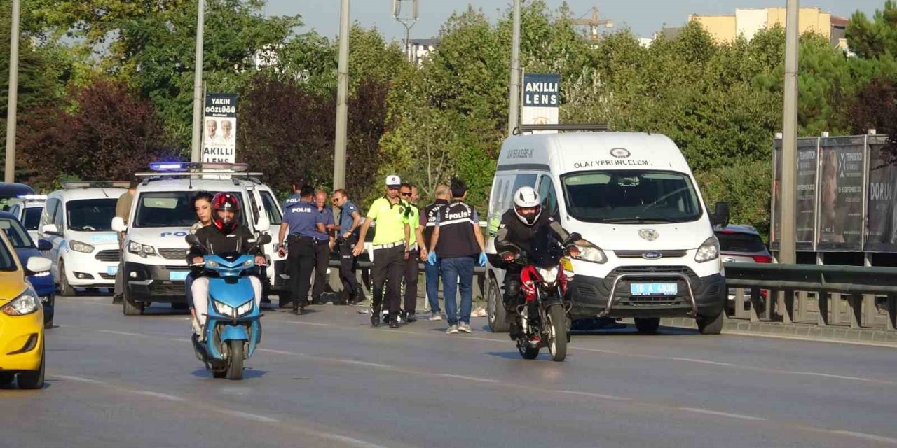 Devrilen motorun sürücüsü bariyerlere çarparak hayatını kaybetti