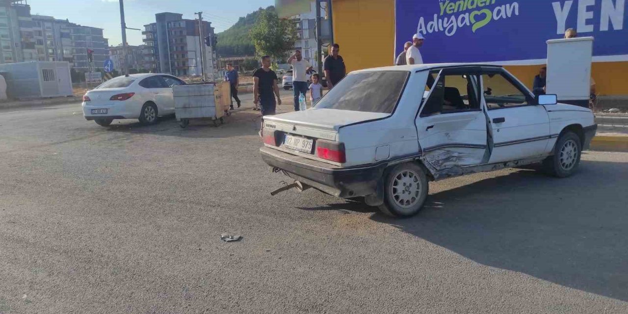 İki otomobil çarpıştı: 2 yaralı
