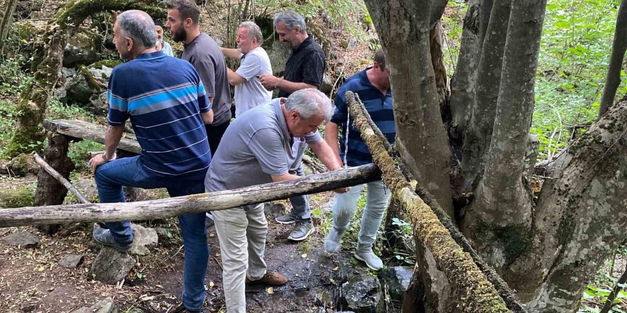 1943 yılındaki deprem felaketinden sonra akmaya başlayan kaynak suyunu 80 yıldır köylüler koruyor