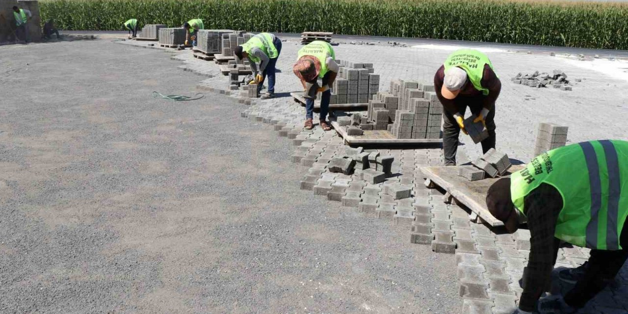 Haliliye’de kilitli beton parke yerleştirme çalışmaları tam not alıyor