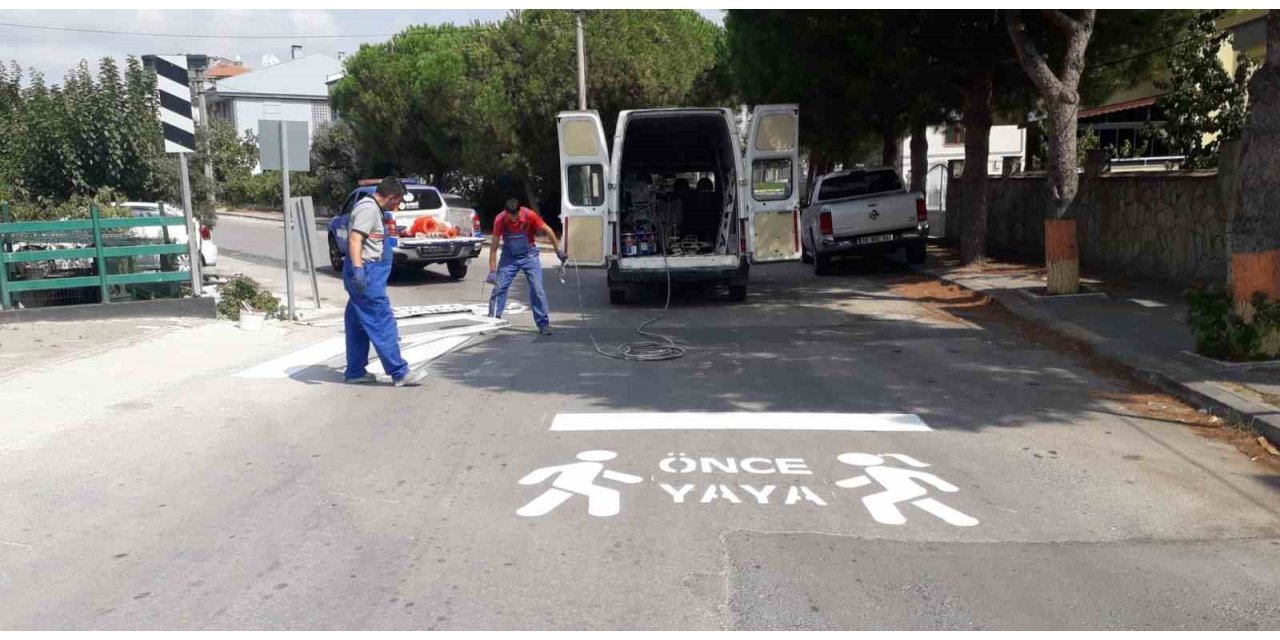 Karesi’de Okul önlerindeki yaya çizgileri yenileniyor