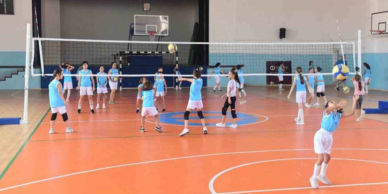 Minik voleybolcular son kez sahaya çıktı