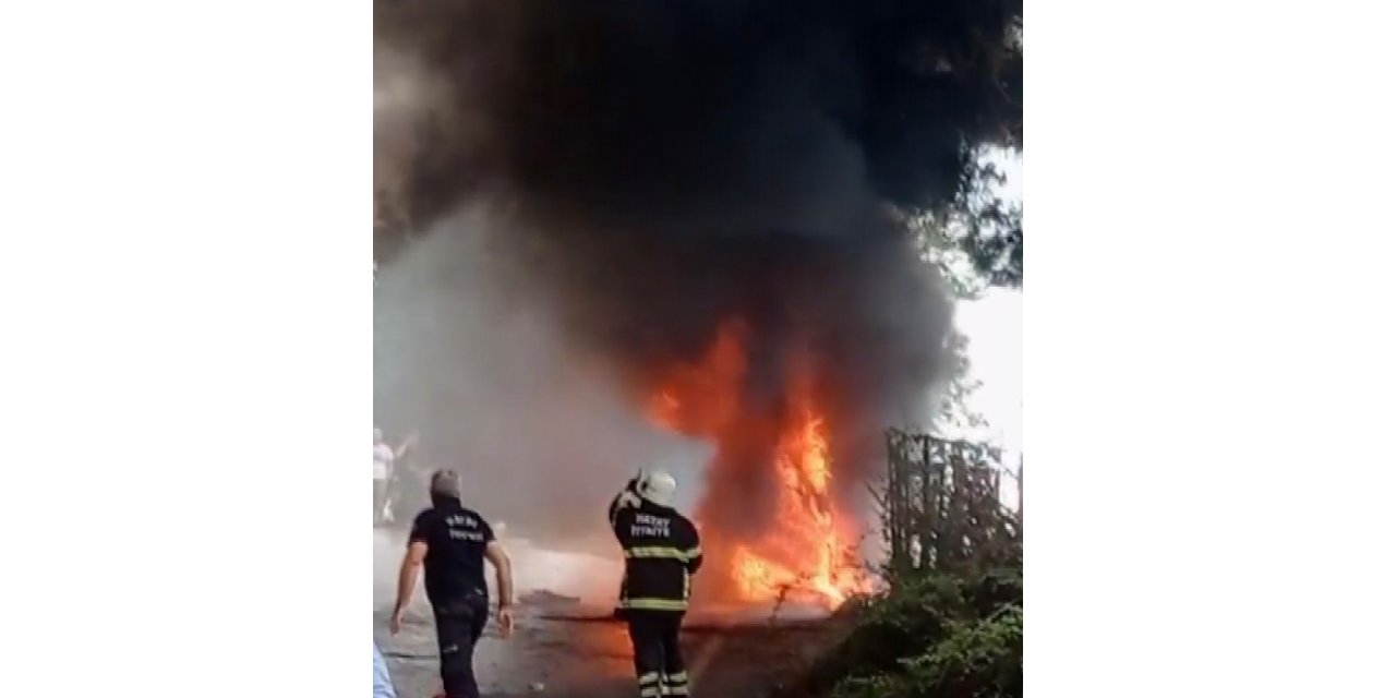 Alev alev yanan otomobil kullanılamaz hale geldi