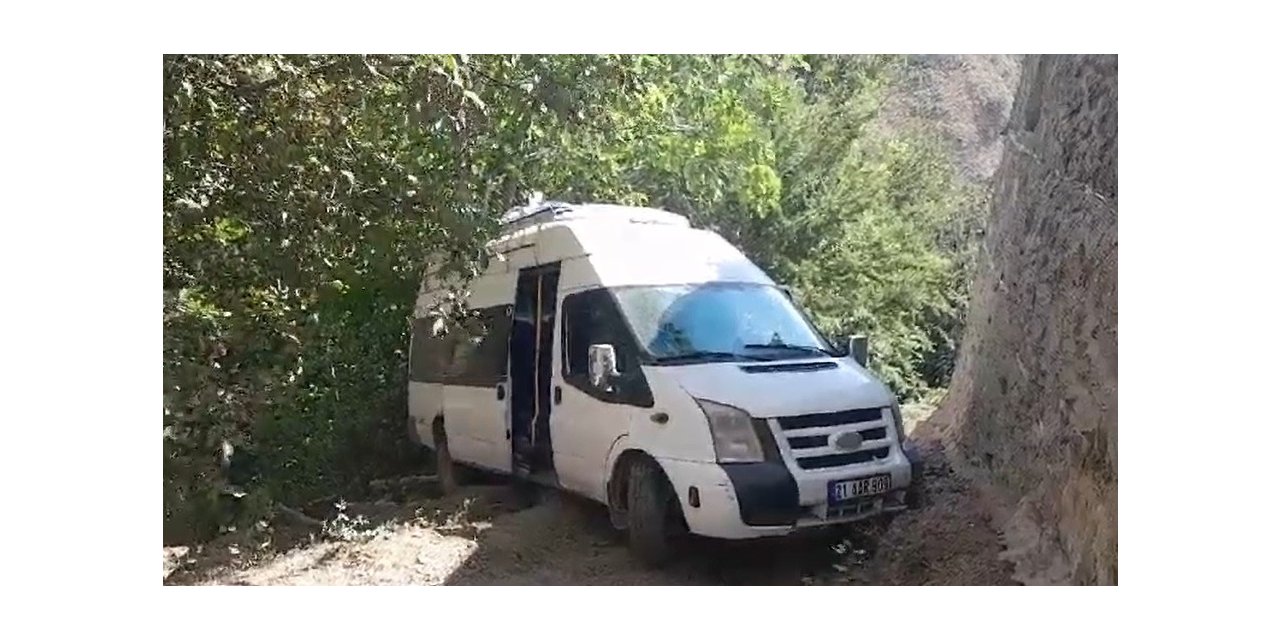 Bingöl’de minibüs şarampole devrildi:2 yaralı