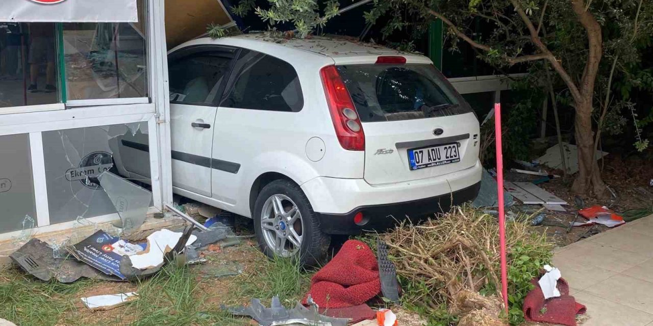Hızını alamayan otomobil önce eczaneye sonra dönerci dükkanına daldı
