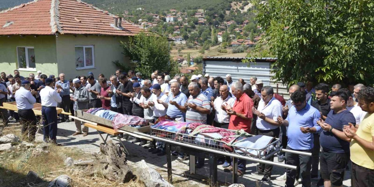 Denizli’deki kazada hayatını kaybeden aile Burdur’da toprağa verildi