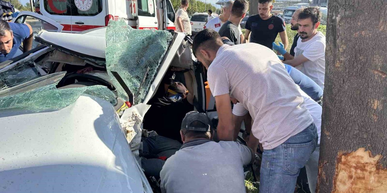 Kontrolden çıkan otomobil ağaca çarptı: 1’ağır 2 yaralı
