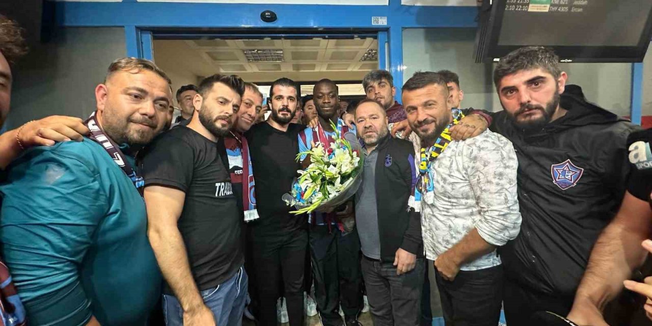 Trabzonspor taraftarı, yeni transfer Nicolas Pepe’yi coşkuyla karşıladı