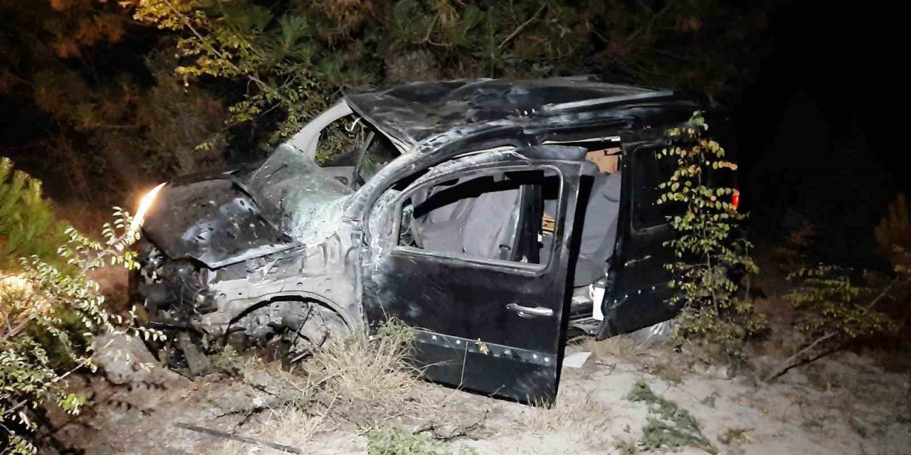 Hayvana çarpmamak için 52 metrelik uçurumdan yuvarlandı : 2 yaralı