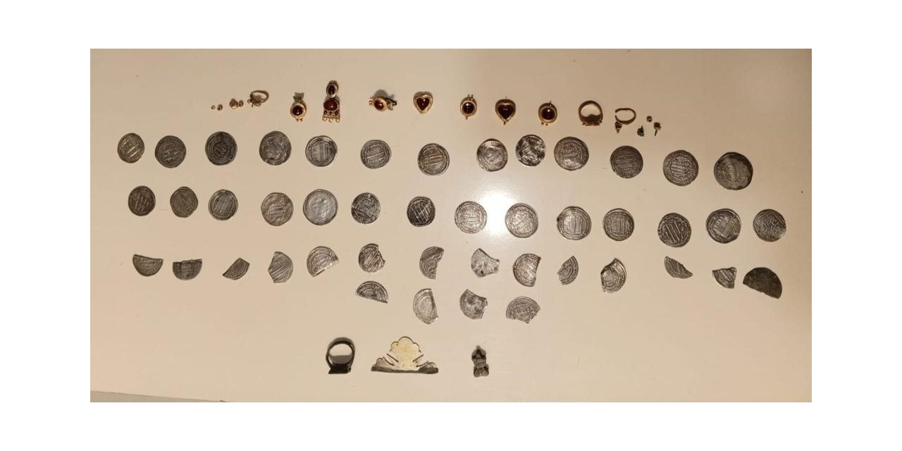 Van’da tarihi eser ve gümrük kaçağı malzemeler ele geçirildi