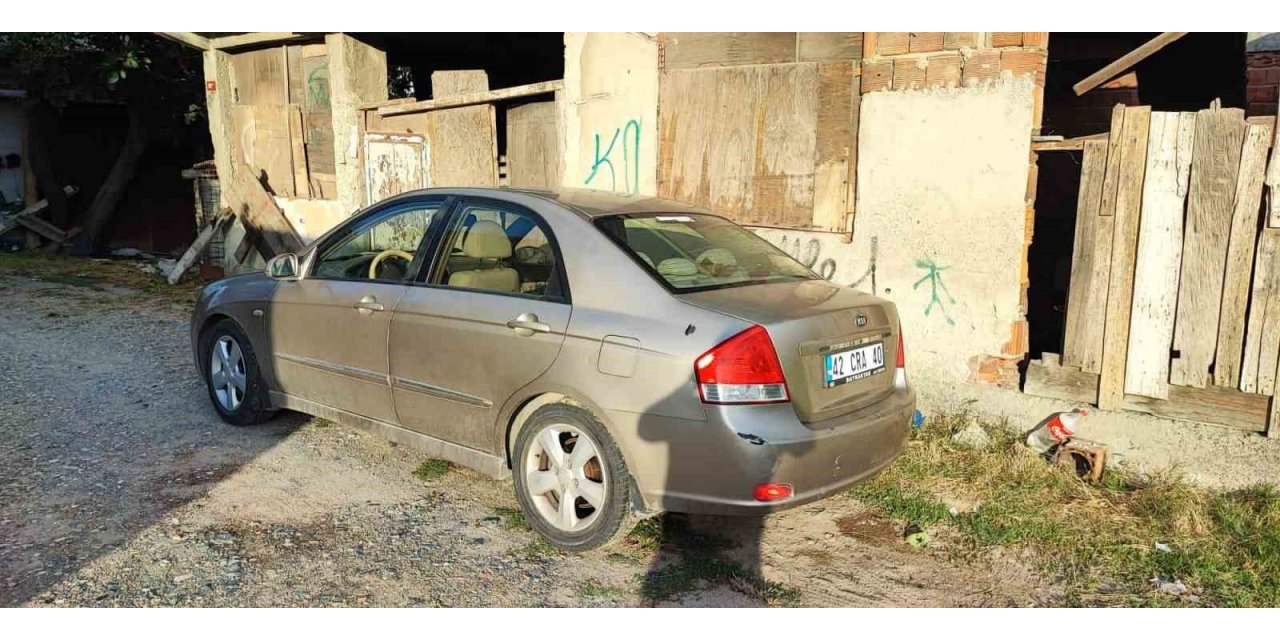 Boş yolda kaldırımdan gitti, yayalara korna çalıp yol istedi, o anlar kamerada