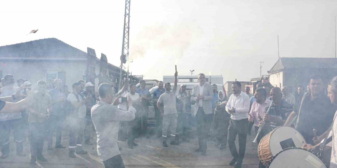 İşçiler zam kararını davul zurna ile kutladı