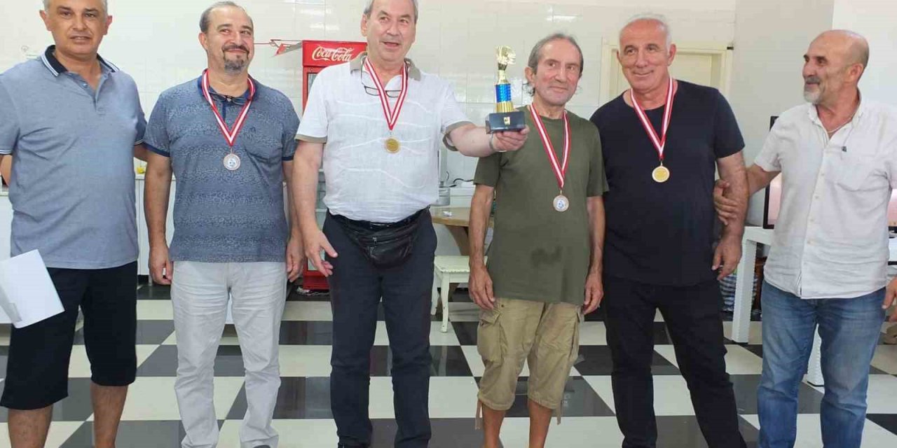 Burhaniye’de briç turnuvası 300 sporcuyu buluşturdu