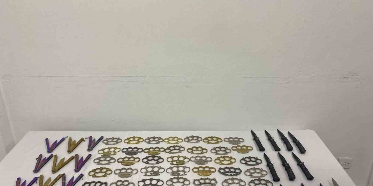 Şüpheli araçtan onlarca muşta ve bıçak çıktı