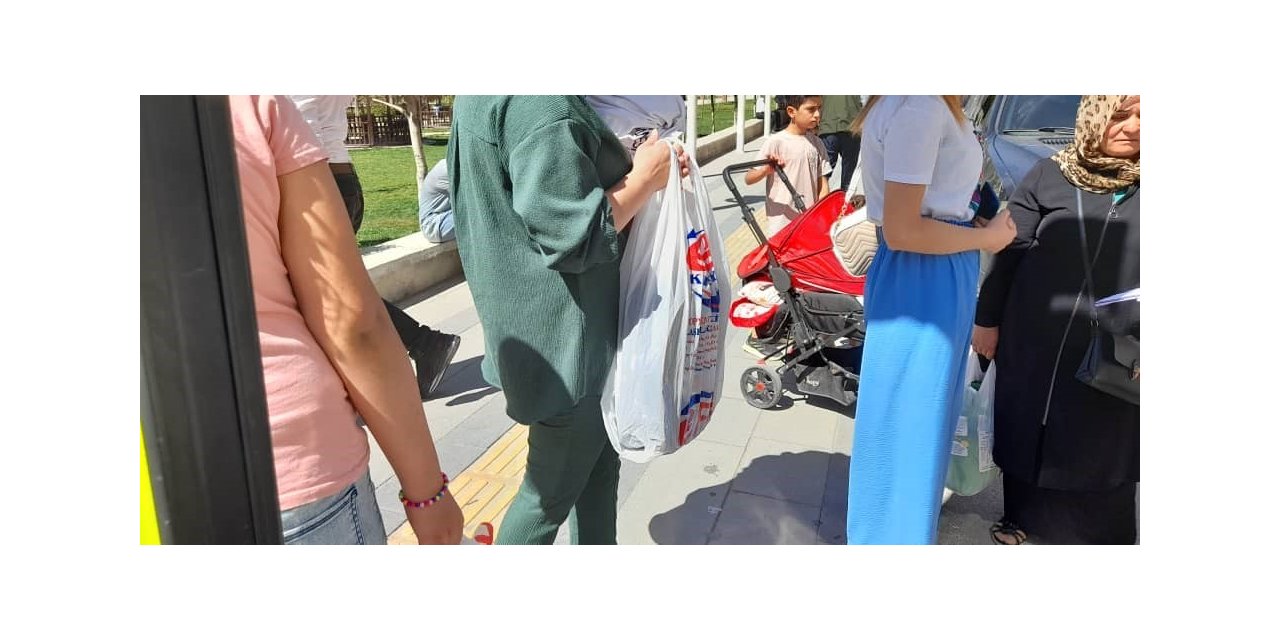 Vanlı Amcan’dan bin öğrenciye kırtasiye yardımı