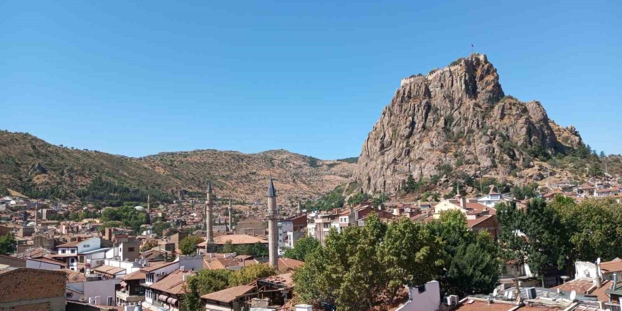 Afyonkarahisar yeni haftaya parçalı bulutu bir havayla başladı