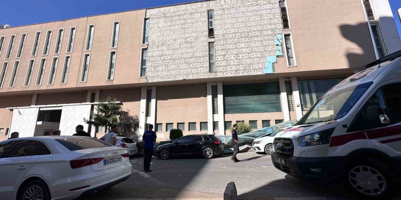 Diyarbakır’da otomobillerin üzerine dış cephe kaplaması düştü