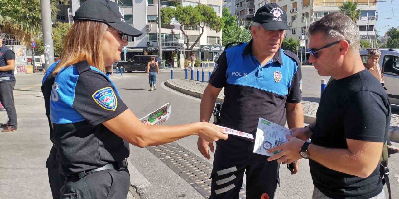 İzmirli öğrenciler okulda öğretmenlerine dışarıda polislere emanet