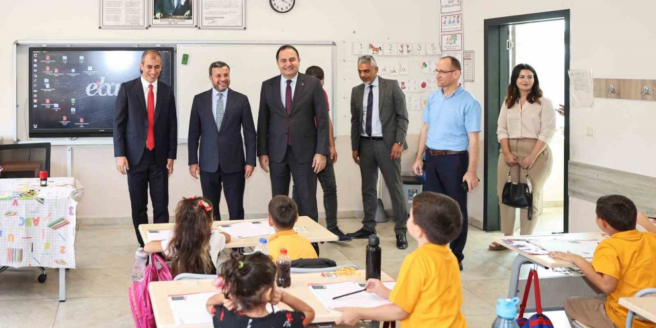 Kocaispir, okulun ilk günü öğrencileri yalnız bırakmadı