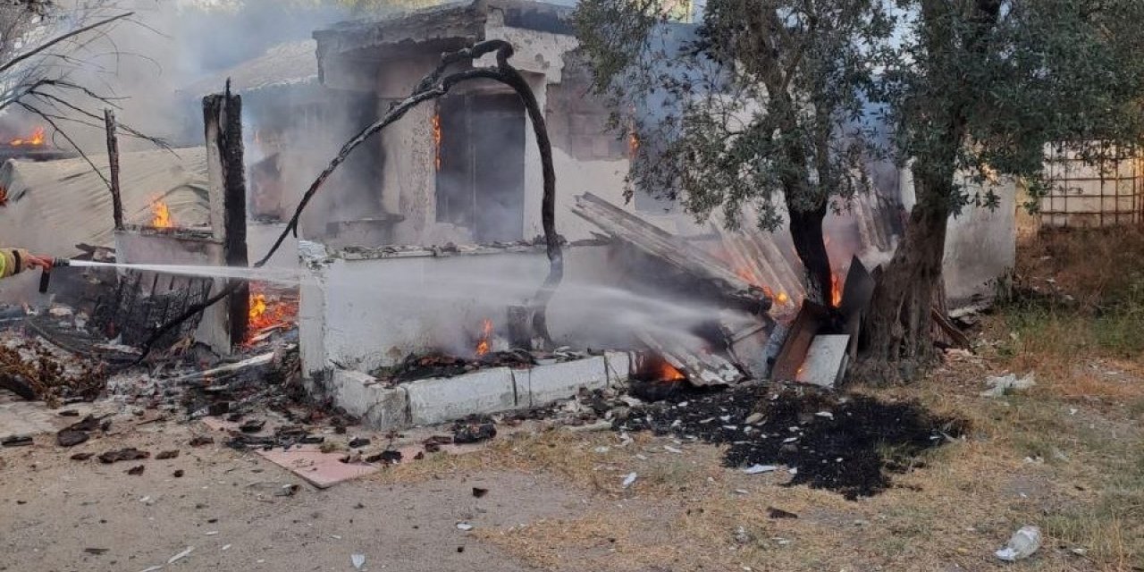 Erdek’te yanan ev kullanılamaz hale geldi