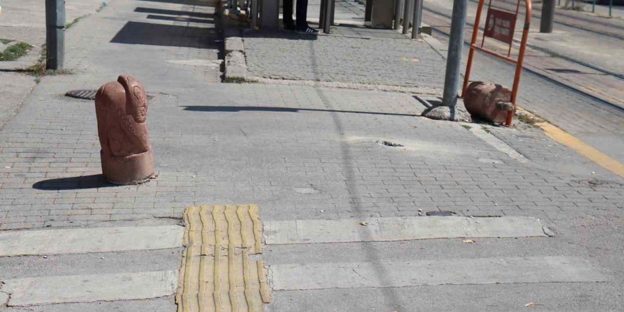 Vandalların yeni hedefi figürlü beton dubalar oldu