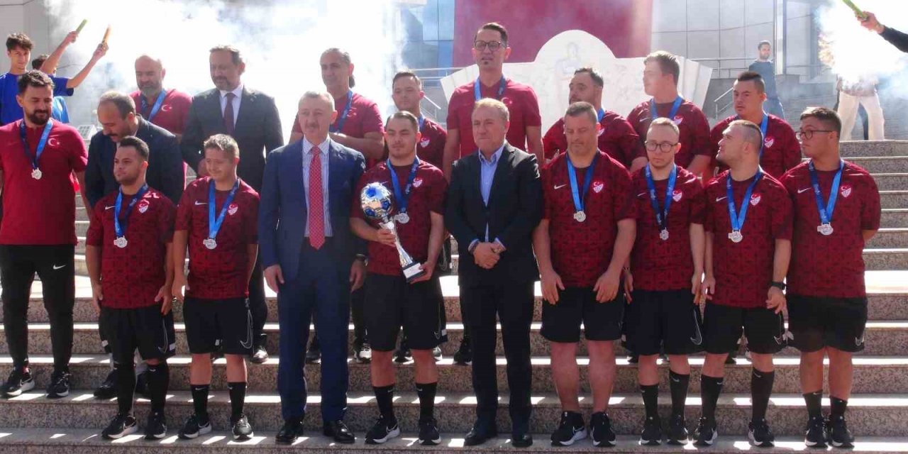 Down Sendromlu Futsal Milli Takımı’na coşkulu karşılama