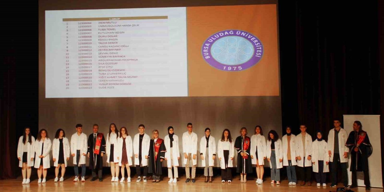 Hekim adayları beyaz önlüklerini giydi